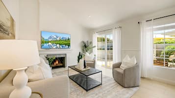 Smart TV, fireplace