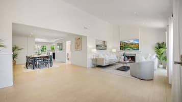 Smart TV, fireplace
