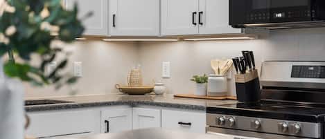 Refrigerador, microondas, horno y parrilla de estufa