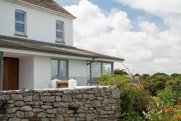 Exterior - Spacious House nr Castle Beach, Parking & Sauna (Cornwall)