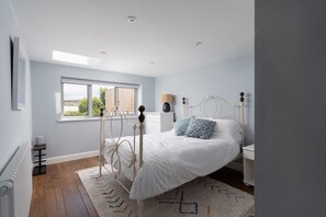 4 camere, una scrivania, ferro/asse da stiro, culla da viaggio