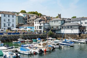 Marina - Spacious House nr Castle Beach, Parking & Sauna (Cornwall)