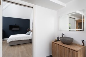 4 Schlafzimmer, Schreibtisch, Bügeleisen/Bügelbrett, Reisekinderbett