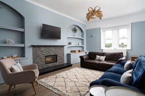 TV, fireplace, stereo, offices - Spacious House nr Castle Beach, Parking & Sauna (Cornwall)