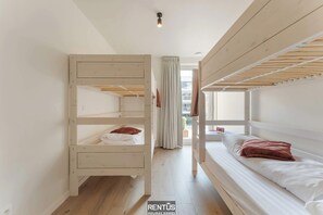 2 bedrooms, desk, iron/ironing board, travel cot - Zwem & Zen - spacious apartment with outdoor pool (Nieuwpoort)