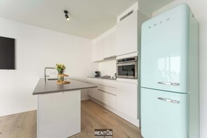 Køleskab, mikrobølgeovn, ovn, kogeplade