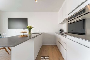 Kylskåp, mikrovågsugn, ugn och spishäll