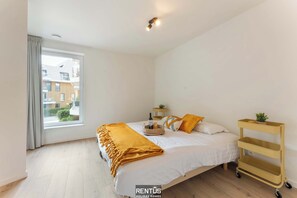 2 chambres, bureau, fer et planche à repasser, lit parapluie