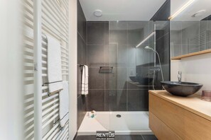 Douche, articles de toilette gratuits, sèche-cheveux