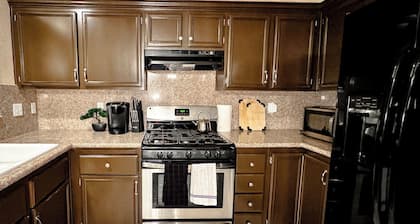 Spacious 4BR Family Retreat: King bed, WI-FI & Parking