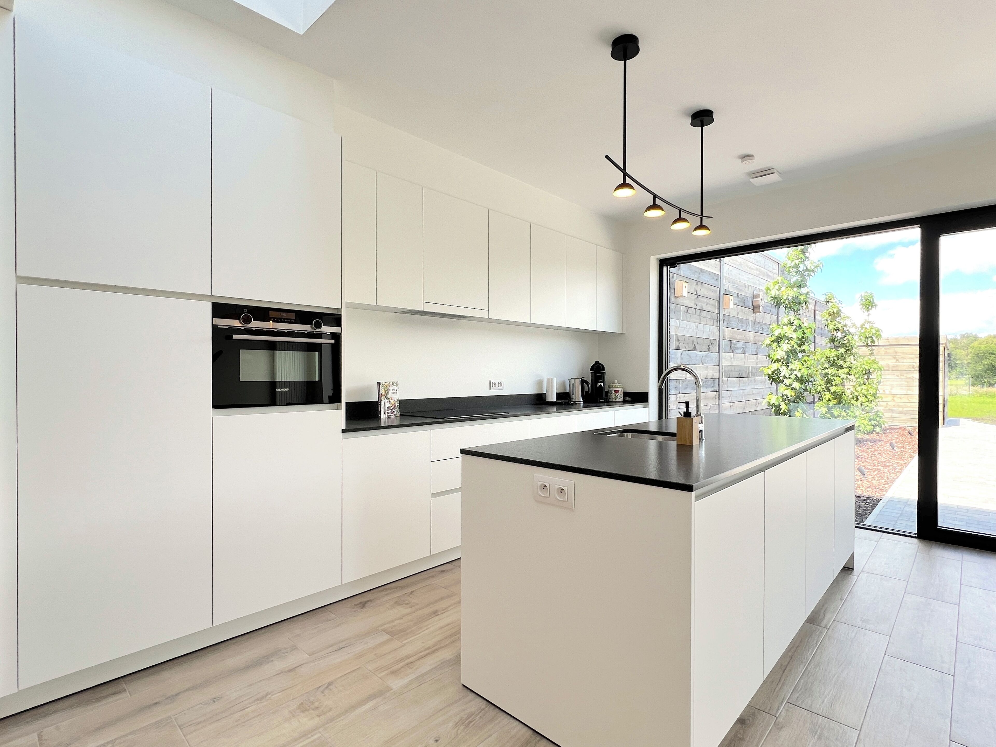 Een koelkast, een microgolfoven, een kookplaat, een vaatwasser