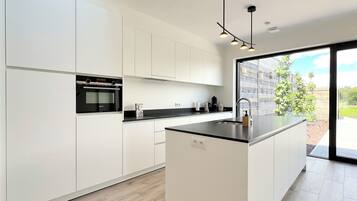 Een koelkast, een microgolfoven, een kookplaat, een vaatwasser