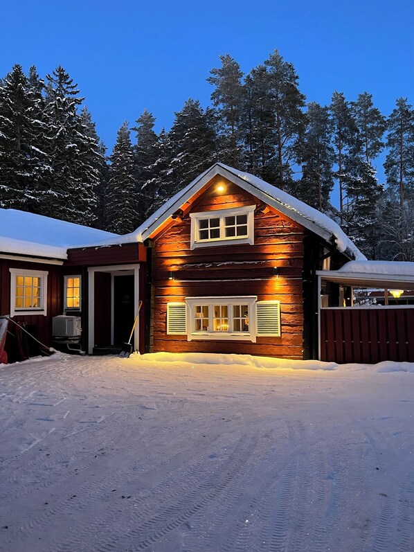 Exterior - Charming property with private pool (Märsta)