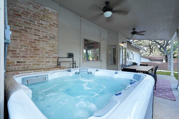 Outdoor dining - Lone Star Luxe: Pool, Indoor Slide & Sport Court! (San Antonio)