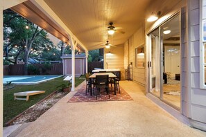 Outdoor dining - Lone Star Luxe: Pool, Indoor Slide & Sport Court! (San Antonio)