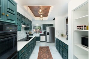 冷蔵庫、電子レンジ、オーブン、コンロ