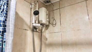 Standard Quadruple Room | Bathroom | Shower, towels, toilet paper