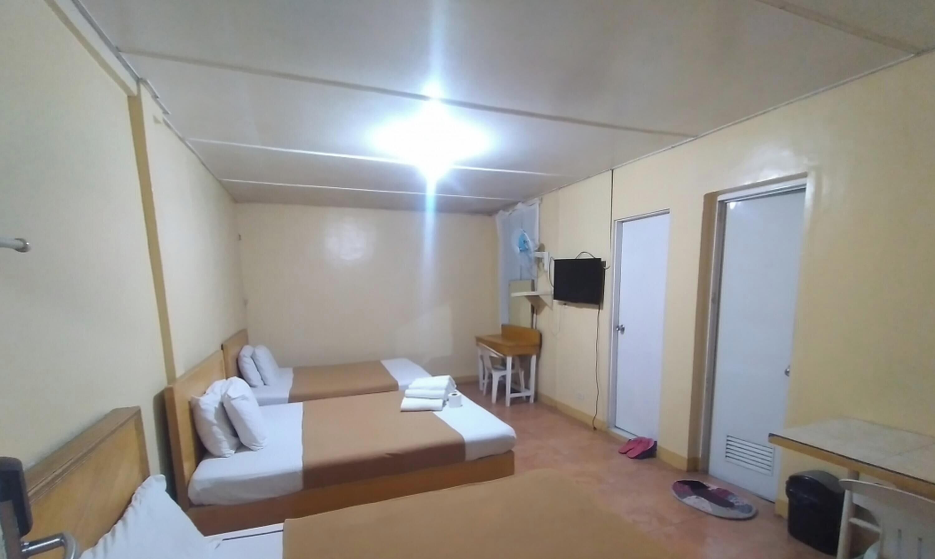 Family Room | Laptop workspace, free WiFi, bed sheets