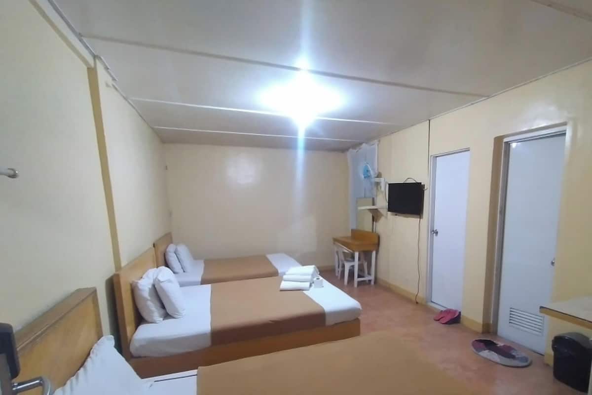 Family Room | Laptop workspace, free WiFi, bed sheets