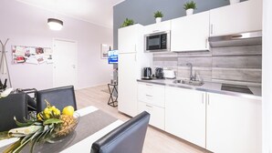 Coffee/tea maker, fridge, microwave, stovetop - Archivio 32 Neapolitan Apartment (Napoli)