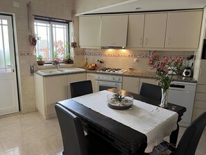 Fridge, microwave, stovetop, dishwasher