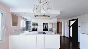 Wasserkocher mit Kaffee-/Teezubehör, Kühlschrank, Mikrowelle