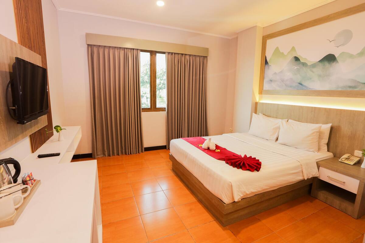 Deluxe Double Room, Non Smoking | Desk, WiFi (free), individually decorated, individually furnished