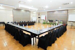 Living area - Front One HK Resort Semarang (Semarang)