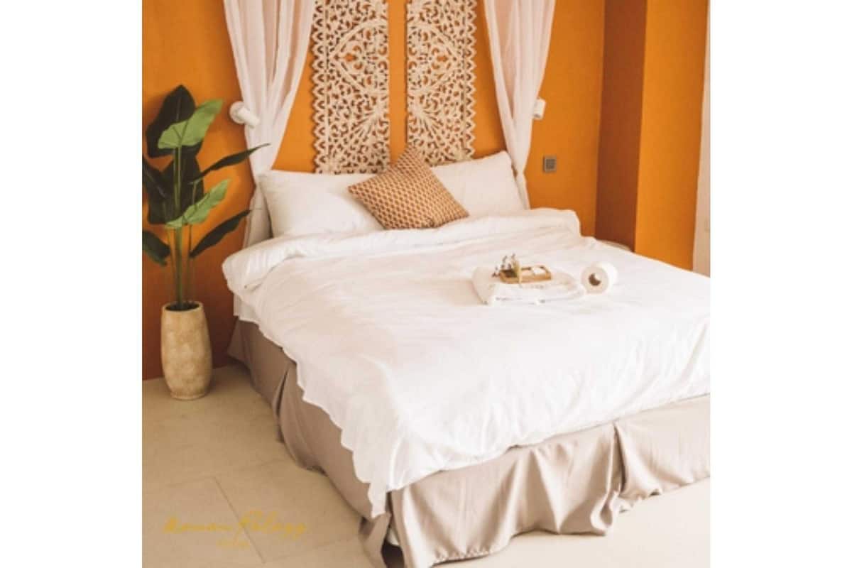 Standard Triple Room | Desk, laptop workspace, WiFi (free), bed sheets