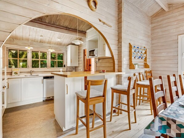 Kjøleskap, mikrobølgeovn, oppvaskmaskin og kjøkkenutstyr