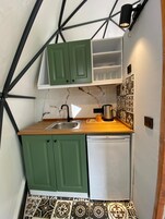 Deluxe Suite, Valley View | Private kitchen | Mini-fridge, highchair