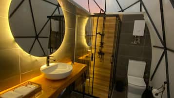 Phòng Suite Deluxe, quang cảnh thung lũng | Phòng tắm | Buồng tắm vòi sen, máy sấy tóc, dép đi trong nhà, khăn tắm