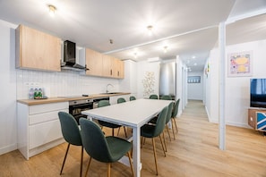 Kühlschrank, Ofen, Geschirrspüler, Wasserkocher mit Kaffee-/Teezubehör