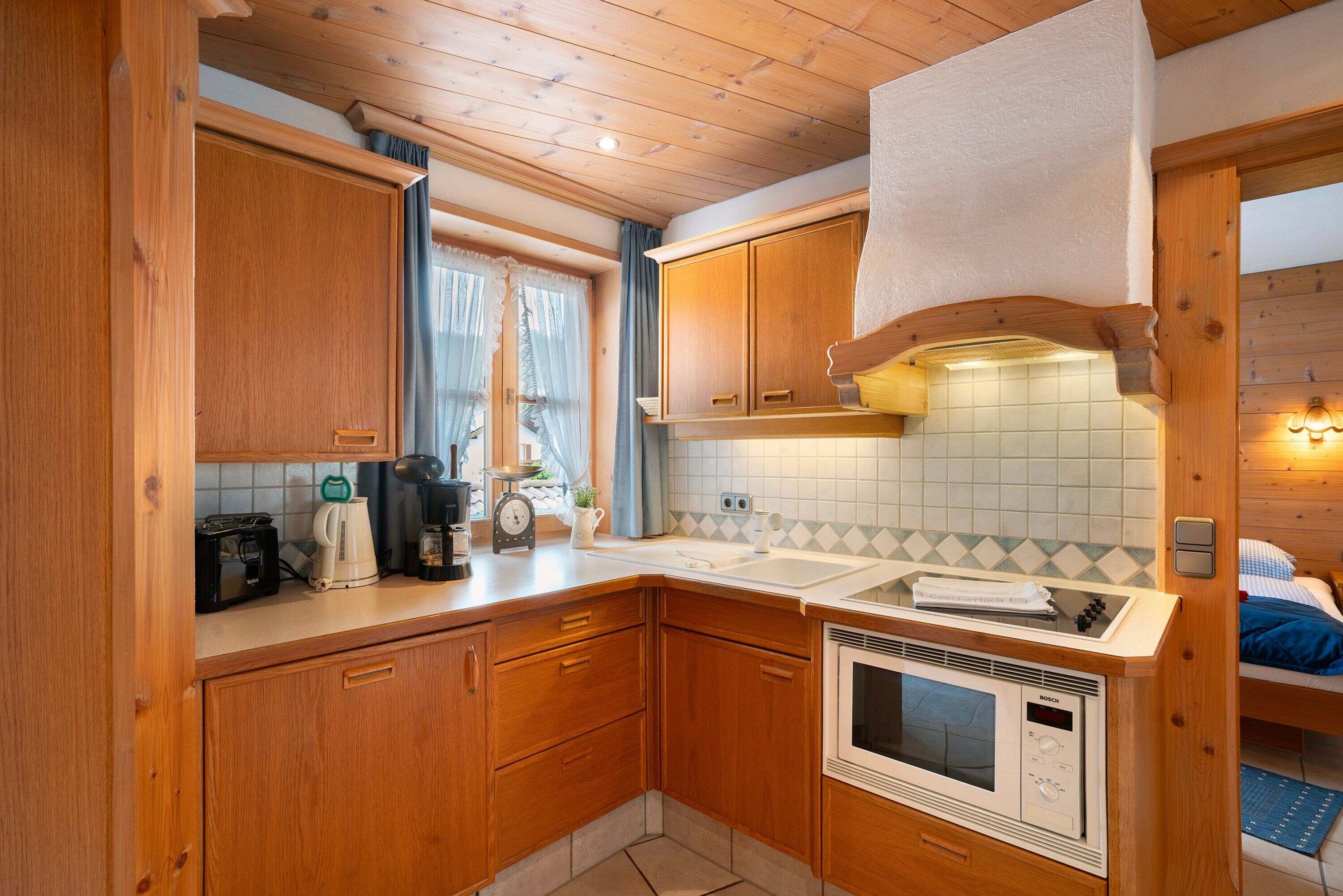 Kühlschrank, Mikrowelle, Herdplatte, Wasserkocher mit Kaffee-/Teezubehör