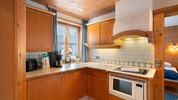 Kühlschrank, Mikrowelle, Herdplatte, Wasserkocher mit Kaffee-/Teezubehör