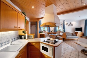 Réfrigérateur, micro-ondes, plaque de cuisson, cafetière/bouilloire