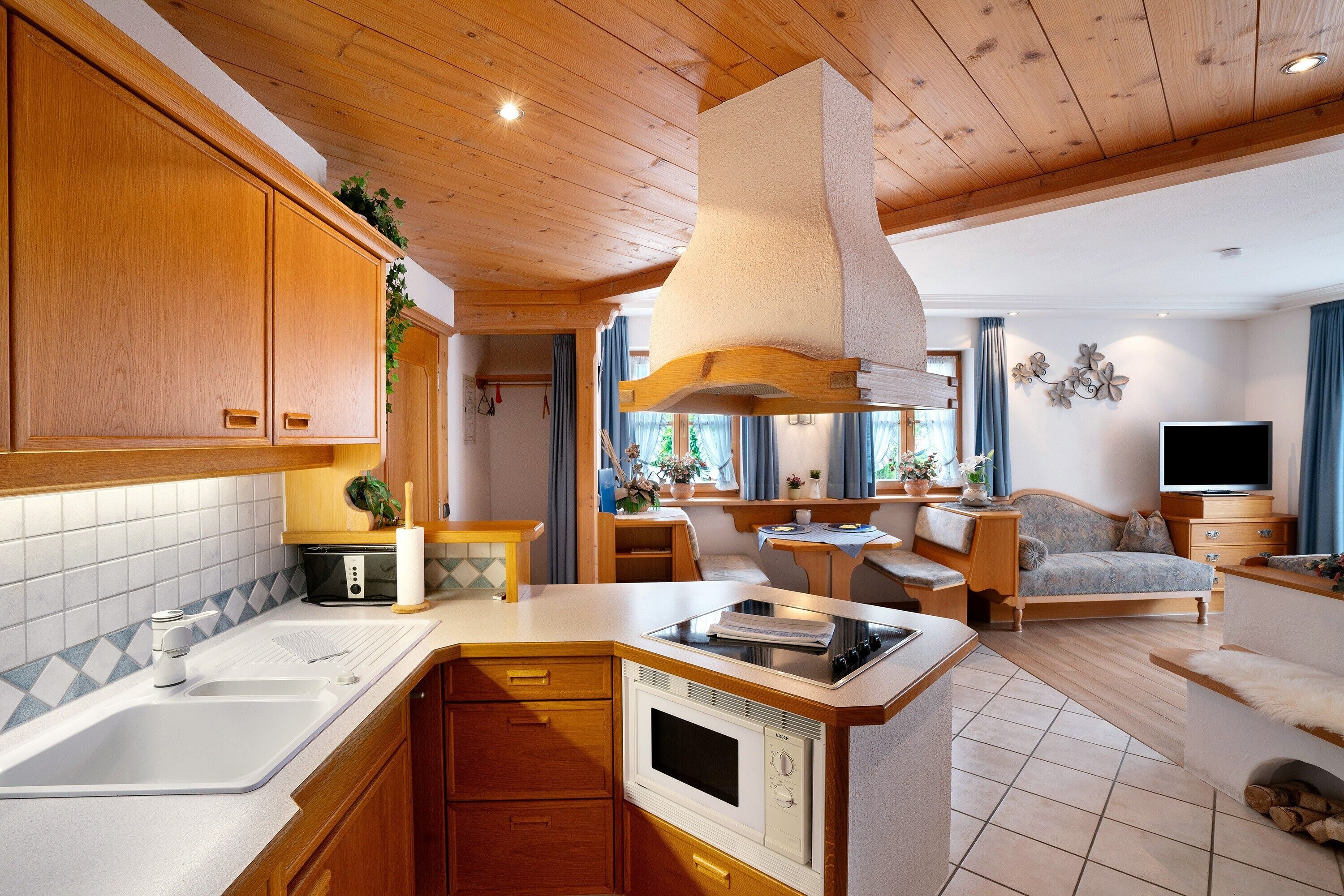 Réfrigérateur, micro-ondes, plaque de cuisson, cafetière/bouilloire