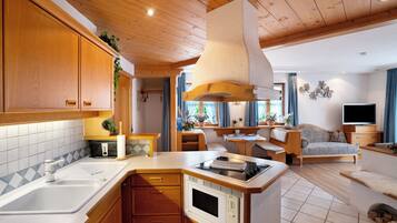 KĂŒhlschrank, Mikrowelle, Herdplatte, Wasserkocher mit Kaffee-/Teezubehör