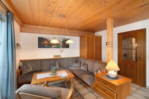 Una televisión, un reproductor estéreo