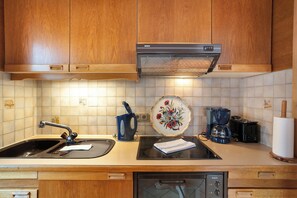 Een koelkast, een microgolfoven, een oven, een kookplaat