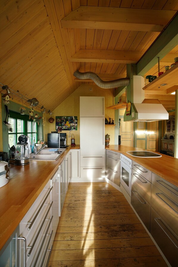 Kjøleskap, ovn, kokeplater og oppvaskmaskin