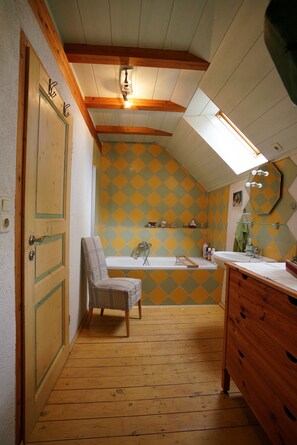 Douche, séchoir à cheveux, serviettes fournies