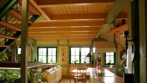 Un intérieur en bois comprenant un coin cuisine, une table à manger et un canapé.
