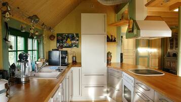 Een koelkast, een oven, een kookplaat, een vaatwasser