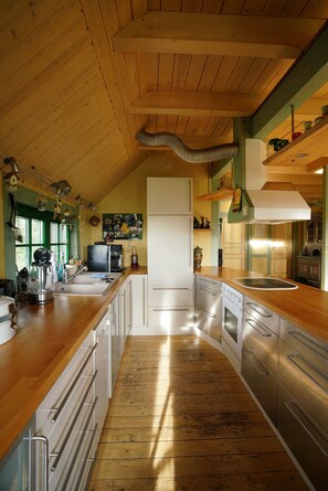 Réfrigérateur, un four, surface de cuisson, lave-vaisselle