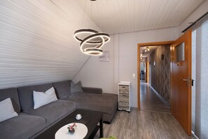 TV, video games - Apartment 'Ruhig Gelegene Wohnung In Deichnähe' with Shared Terrace (Wurster Nordseeküste)