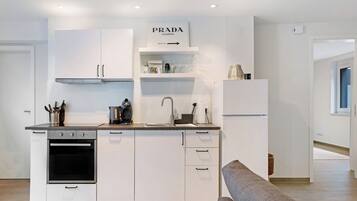 Fridge, oven, stovetop, dishwasher