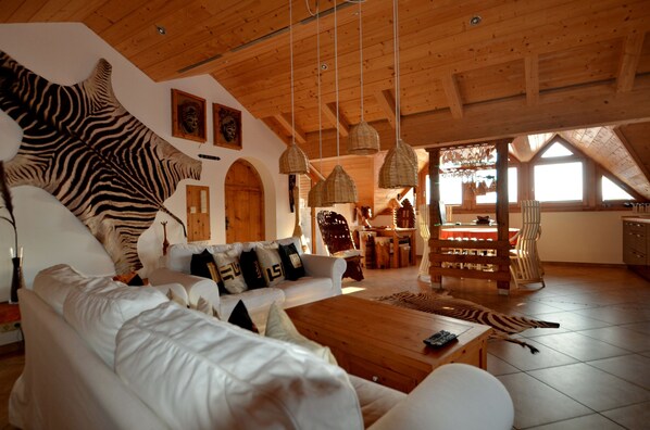 Televisión, reproductor de DVD, estéreo