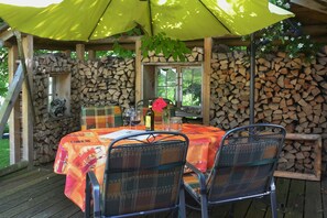 Outdoor dining - Apartment 'Fewo Eitermoser Afrikanischer Traum' with Private Terrace (Pfaffing)