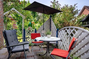 Outdoor dining - Apartment 'Inge Huus' with Private Terrace, Garden, and Wi-Fi (Hude)